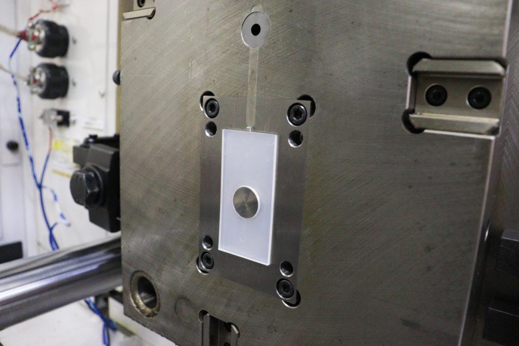 離型不良(キャビとられ)が発生した状態